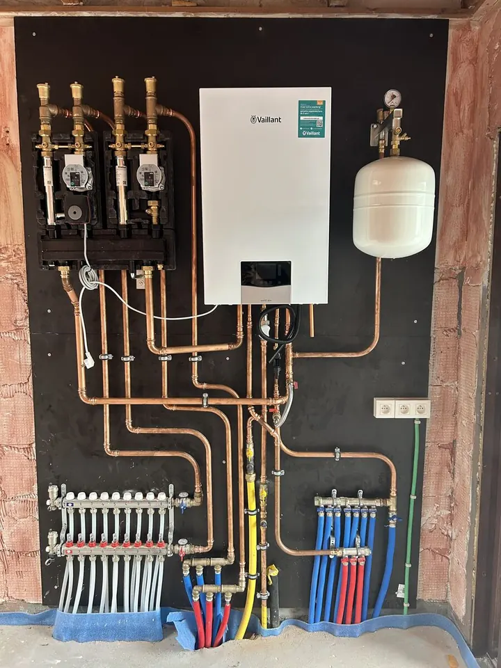 Cv-installatie met Vaillant-ketel en keurig gedresseerd koperen leidingwerk